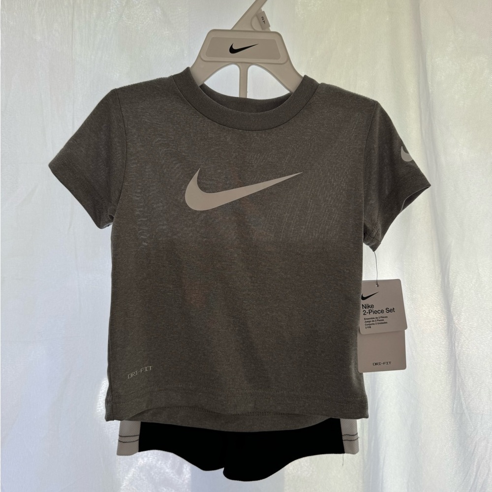 Boys Nike two piece outfit size 2t